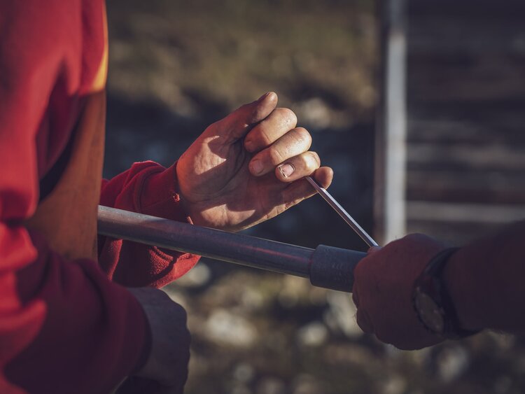 Nahaufnahme einer Hand mit einem Schlüssel für Reparaturen in dern Hand. | © Davos Klosters Mountains