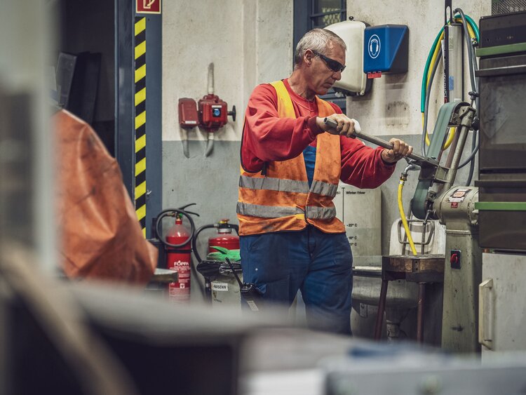 Langjähriger Mitarbeiter bei Arbeiten in der Werkstatt auf Parsenn.  | © Davos Klosters Mountains