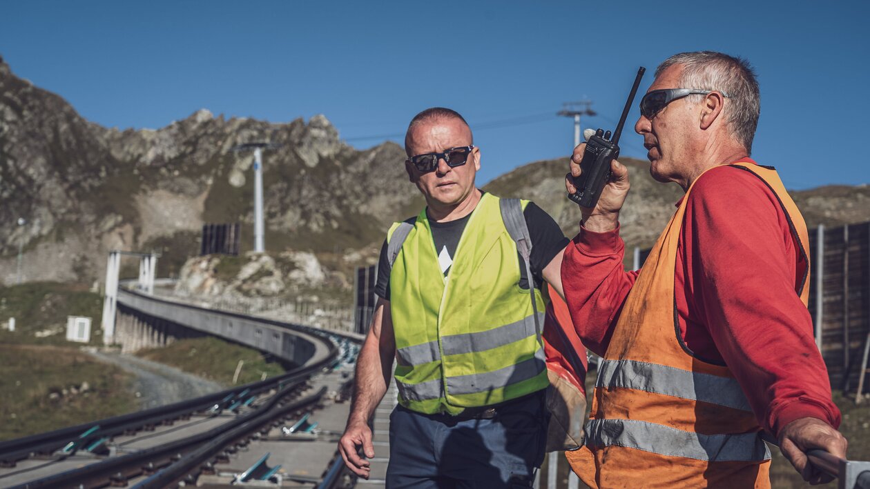 Mitarbeiter auf Parsenn funkt über das Funkgerät. | © Davos Klosters Mountains