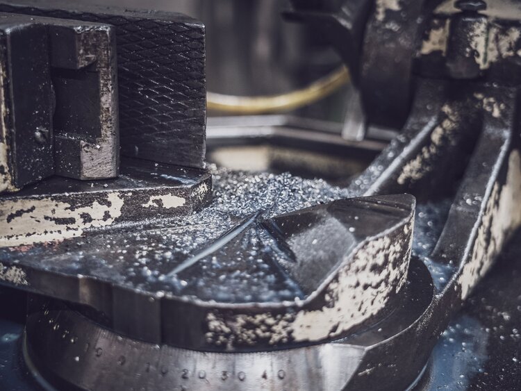 Auf der Werkbank liegen glitzernde Metallspäne. | © Davos Klosters Mountains