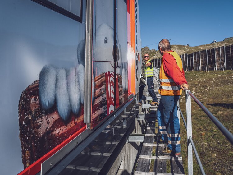 Zwei Mitarbeiter steigen nach den Arbeiten am Geländer in die Parsennbahn ein. | © Davos Klosters Mountains