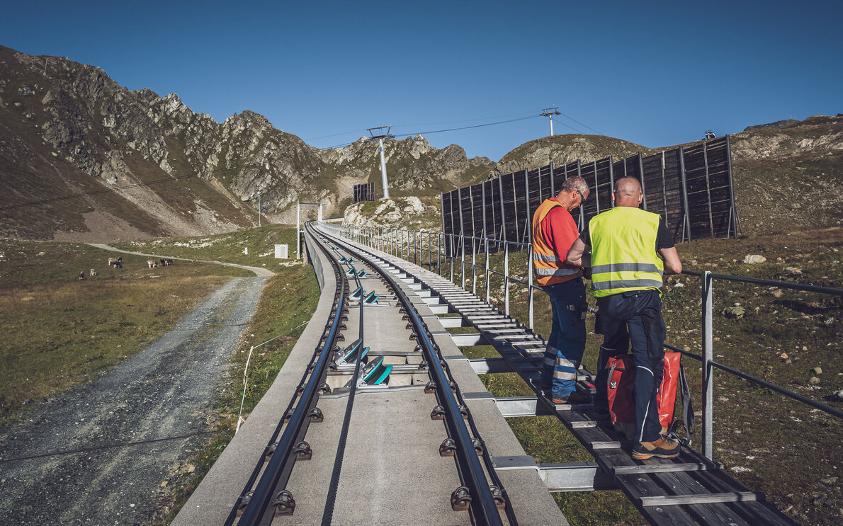 Zwei Mitarbeiter auf Parsenn reparieren das Geländer auf Parsenn. | © Davos Klosters Mountains