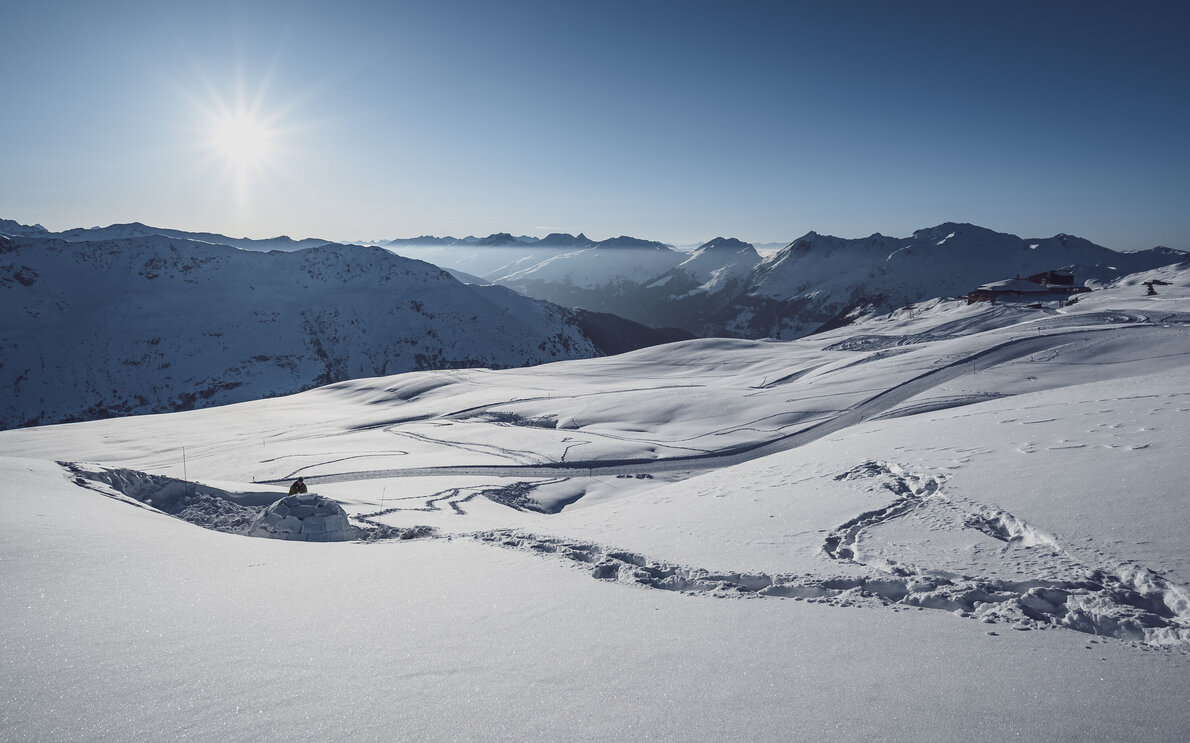 Fast fertig gebauter Iglu aus der Ferne  | © Davos Klosters Mountains 