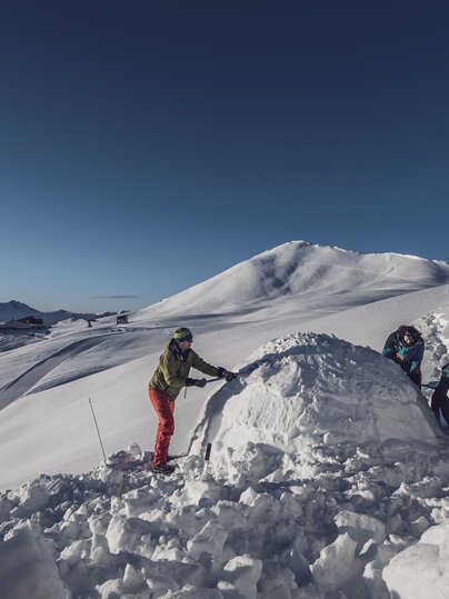 2 Personen am Iglubau | © Davos Klosters Mountains 