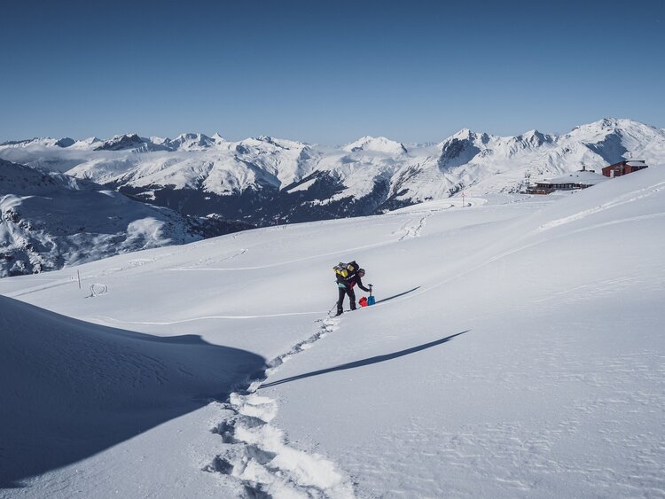 Iglubauer auf dem Weg zum Iglu  | © Davos Klosters Mountains 