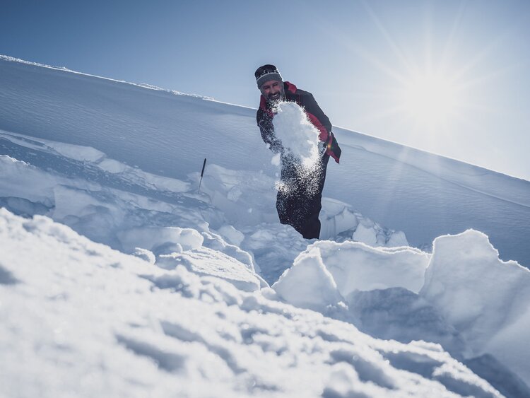 Iglubauer am Schnee schaufeln  | © Davos Klosters Mountains 