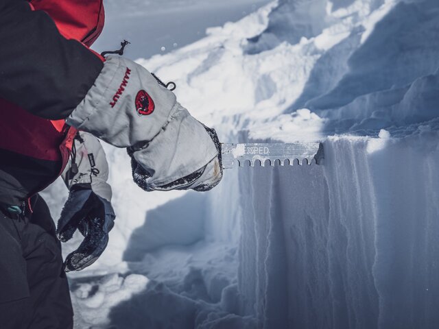 Zuschneidung der Schneeblöcke für den Iglu | © Davos Klosters Mountains 
