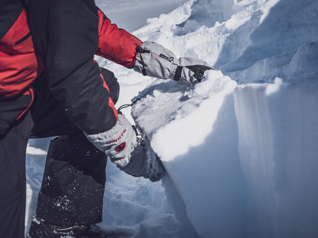 Einbauen eines Iglublocks  | © Davos Klosters Mountains 