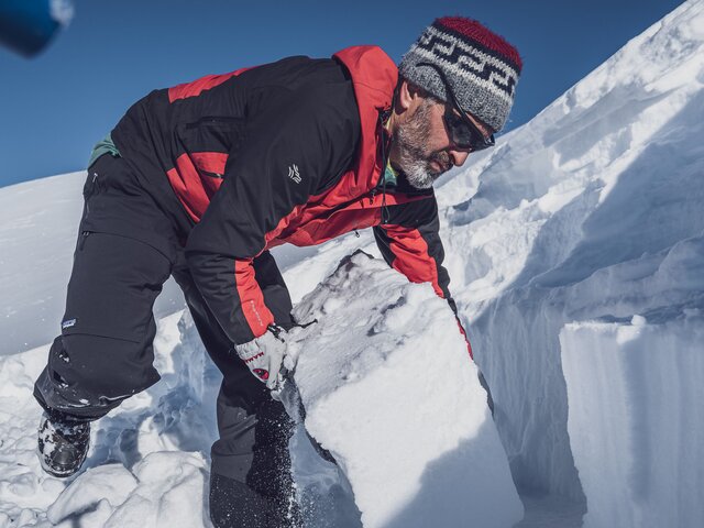 Einsetzen der Schneeblöcke für den Iglubau  | © Davos Klosters Mountains 