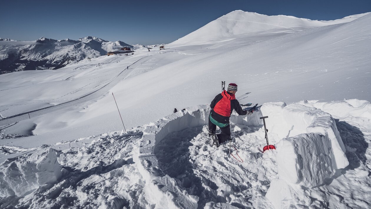 Mitarbeiter beginnt mit dem Aufbau eines Schneeiglus | © Davos Klosters Mountains 