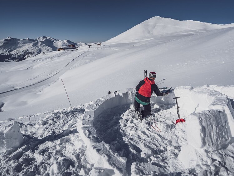 Mitarbeiter beginnt mit dem Aufbau eines Schneeiglus | © Davos Klosters Mountains 