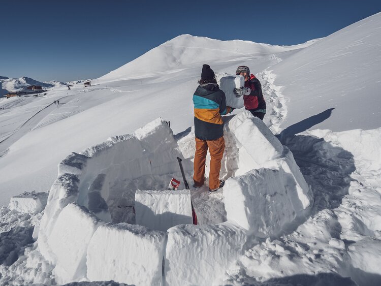 2 Personen bauen ein Iglu | © Davos Klosters Mountains 