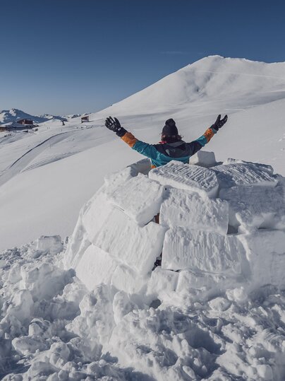 Iglubauer erfreut sich an seinem Iglu  | © Davos Klosters Mountains 