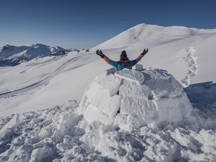 Iglubauer erfreut sich an seinem Iglu  | © Davos Klosters Mountains 