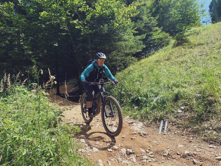 Bikerin Britta Wild fährt mit dem Mountainbike über einen Trail in Davos. | © Davos Klosters Mountains
