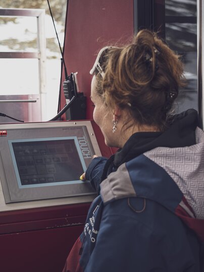 Frau steuert die Standseilbahn. | © Davos Klosters Mountains 