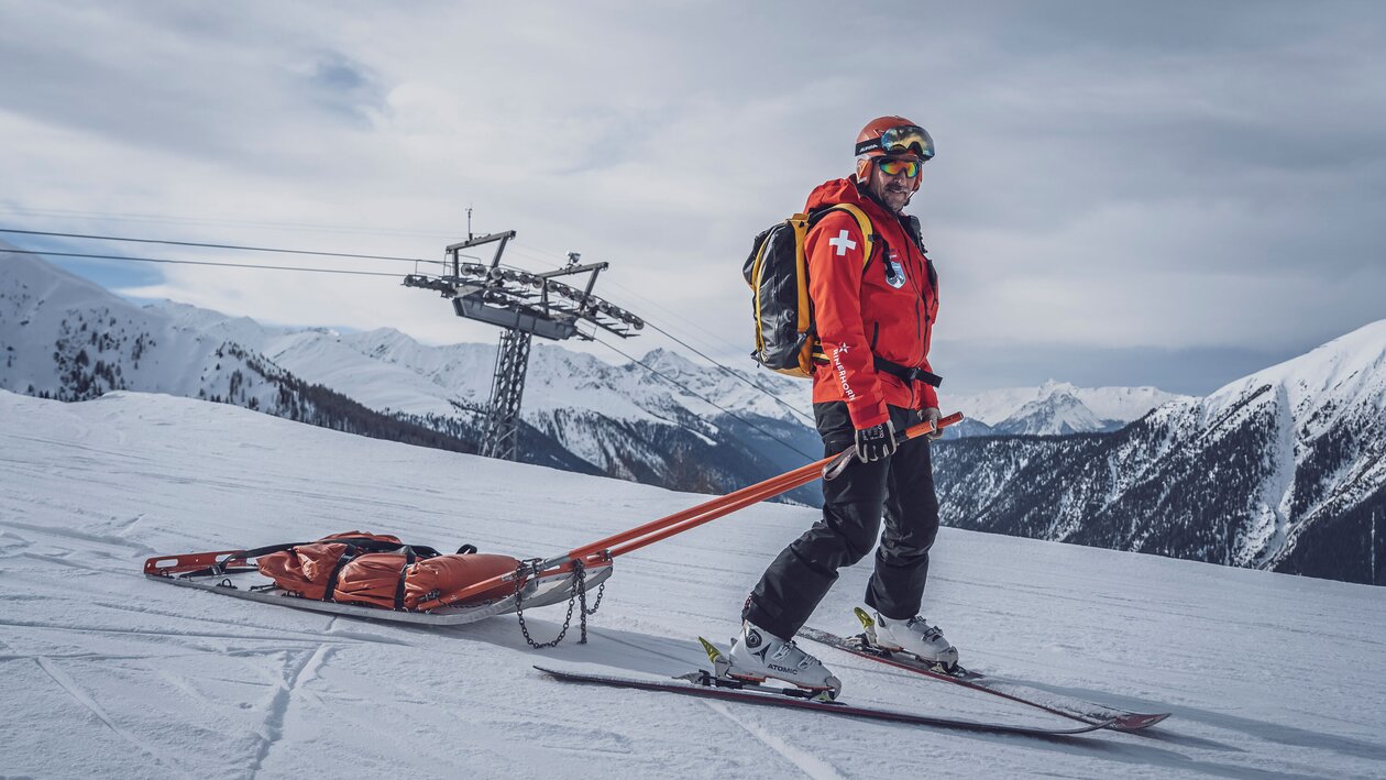 The Rinerhorn slope and rescue manager is on his way on skis and with the rescue sledge. | © Davos Klosters Mountains