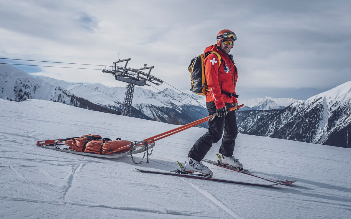 The Rinerhorn slope and rescue manager is on his way on skis and with the rescue sledge. | © Davos Klosters Mountains
