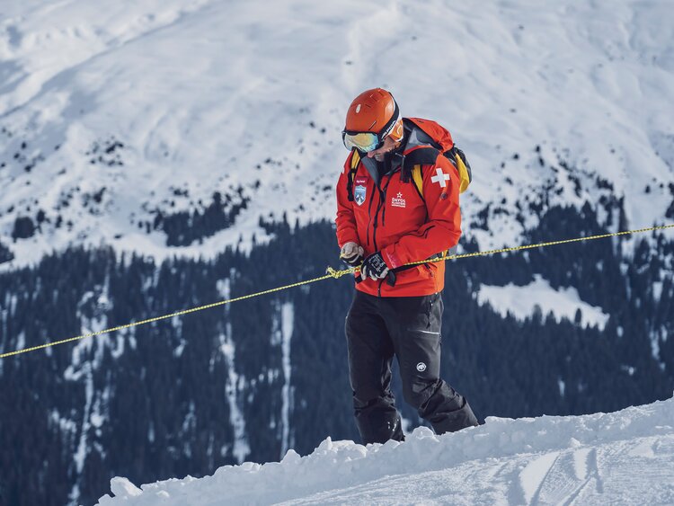 Pisten- und Rettungschef Nigg Conrad kontrolliert die Pistenabsperrung. | © Davos Klosters Mountains