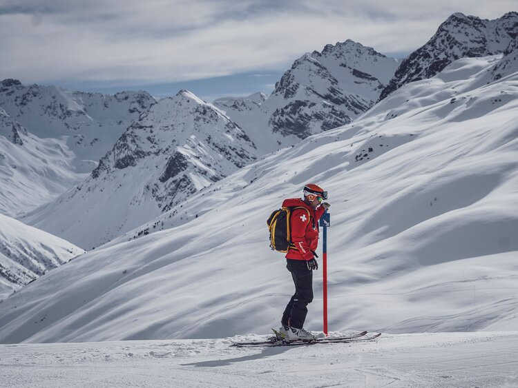 Der Pisten- und Rettungschef kontrolliert die Pistenmarkierung im Skigebiet Rinerhorn.  | © Davos Klosters Mountains
