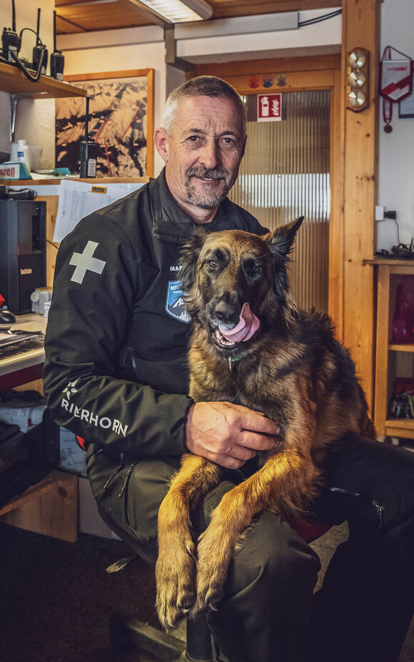 Pisten- und Rettungschef, Nigg Conrad, und seine Hündin Shila blicken in die Kamera.  | © Davos Klosters Mountains