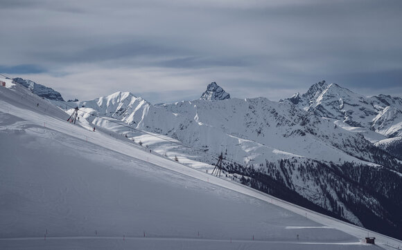 Blick vom Hubel im Skigebiet Rinerhorn zum markanten Gipfel Tinzenhorn. | © Davos Klosters Mountains