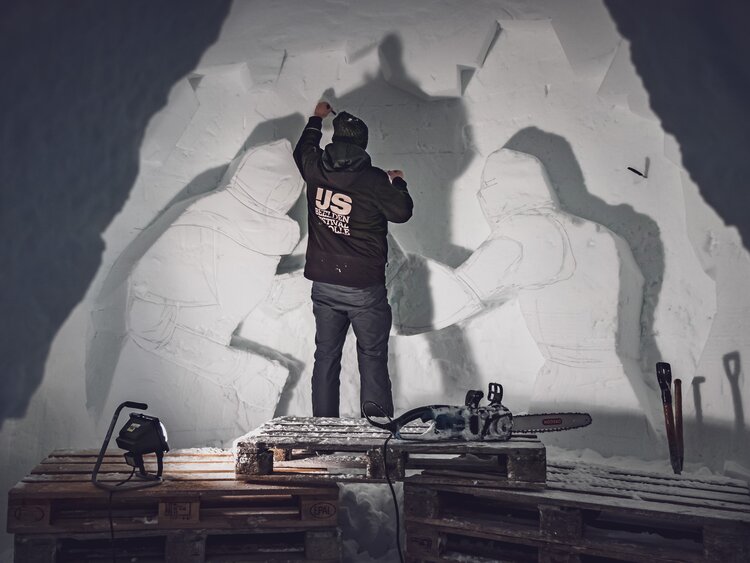 Künstler beim Aufbau von Eisskulpturen mit Kettensäge | © Davos Klosters Mountains