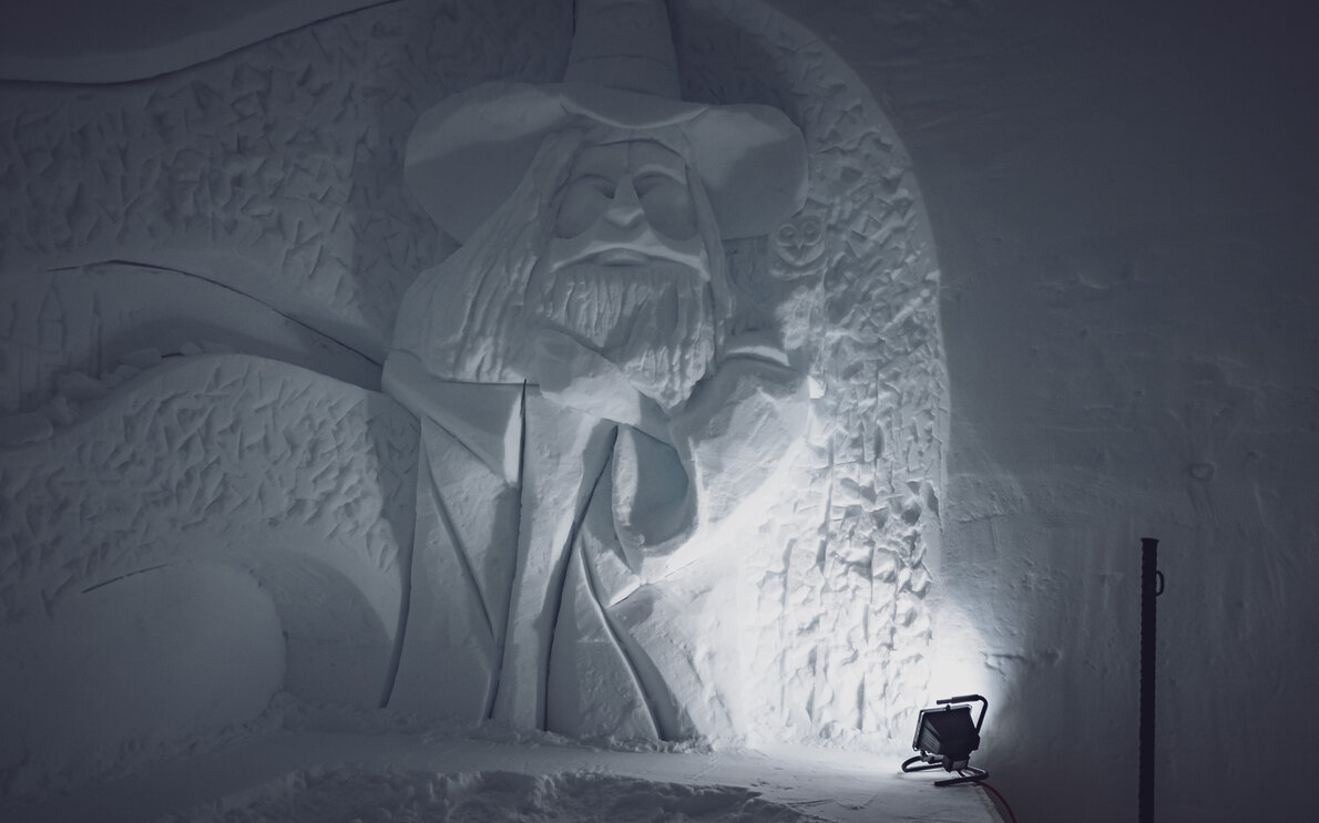 Skulptur eines alten Mannes mit Bart und Hut in Schnee gemeiselt  | © Davos Klosters Mountains 