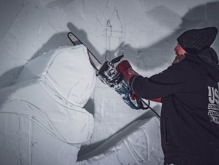 Künstler mit Kettensäge am Skulpur formen | © Davos Klosters Mountains 