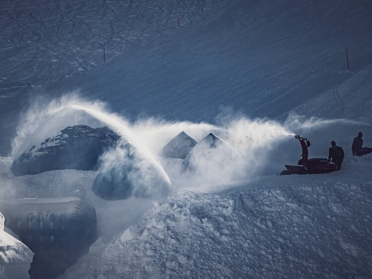 Mehrere Künstler am Aufbau der Iglus mit Hilfe der Schneefräse  | © Davos Klosters Mountains 