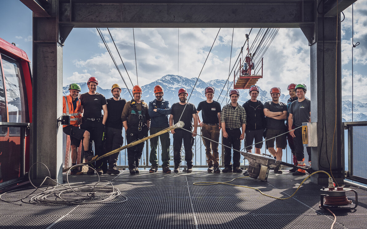 Arbeiter mit Helm stehen für ein Gruppenfoto in der Bergstation der Gotschnabahn zusammen.  | © Davos Klosters Mountains