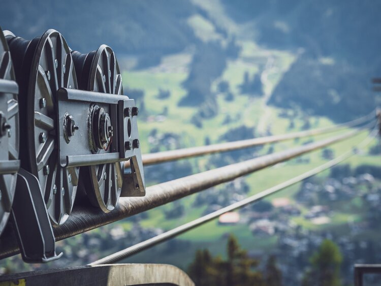 Blick auf die beiden Tragseile und das dünnere Zugseil der Gotschnabahn.  | © Davos Klosters Mountains