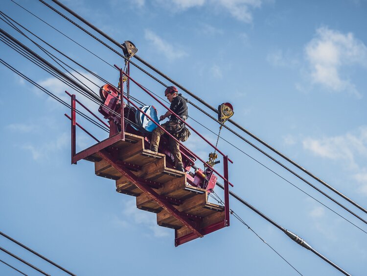 Der Arbeiter steht auf der sogenannten Meklmaschine mit welcher das Seil schrittweise auf den Berg gezogen wird. | © Davos Klosters Mountains