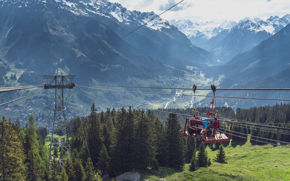 Stück für Stück wird das Seil von Klosters nach Gotschnaboden gezogen. | © Davos Klosters Mountains