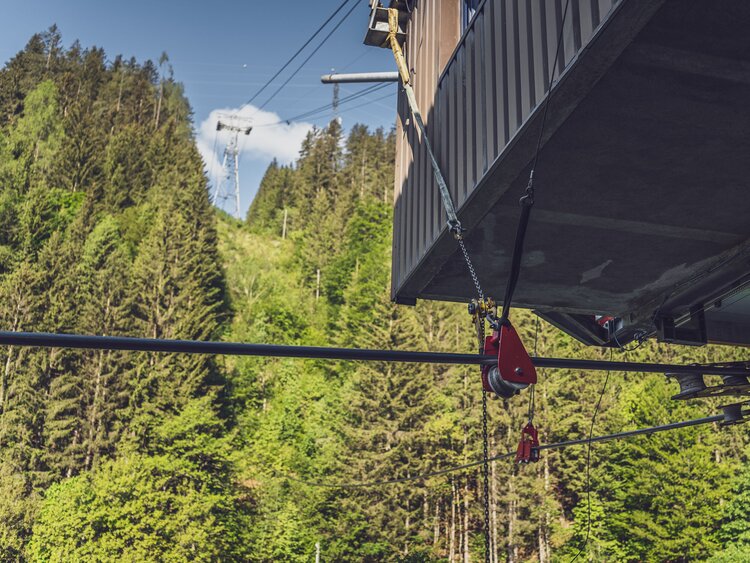 Das neue Tragseil für die Gotschnabahn wird auf den Berg gezogen.  | © Davos Klosters Mountains