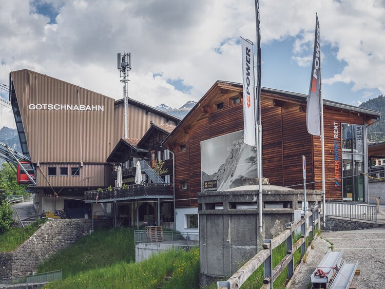 Das neue Tragseil wird von der Bobine an der Talstation in Klosters abgewickelt und zum Gotschnaboden gezogen.  | © Davos Klosters Mountains