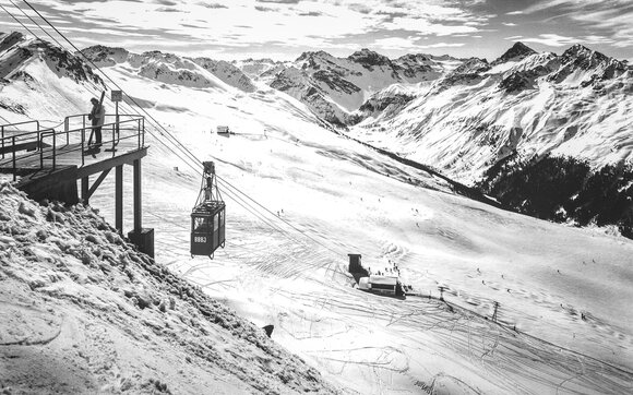 Schwarzweiss Bild der Güggelbahn auf dem Jakobshorn früher.  | © Davos Klosters Mountains