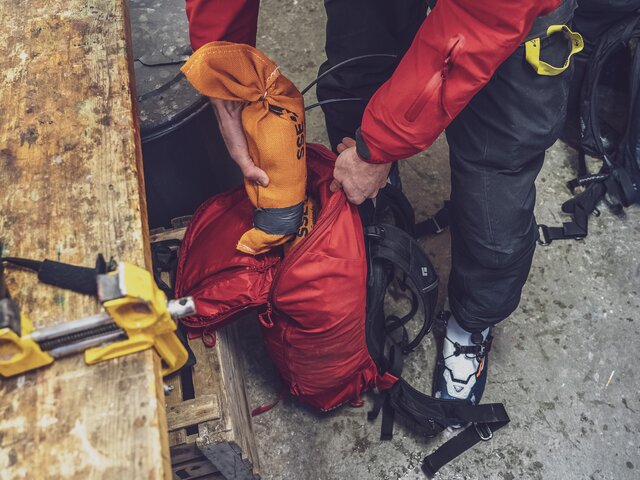 Ein Sprengstoff-Paket für die Lawinensprengung wird in den Rucksack gepackt.  | © Davos Klosters Mountains