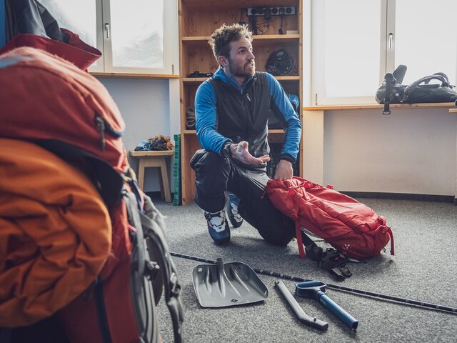 Der Patrouilleur Michi zeigt seine Lawinenausrüstung, die er bei jedem Sprengeinsatz dabei hat. | © Davos Klosters Mountains