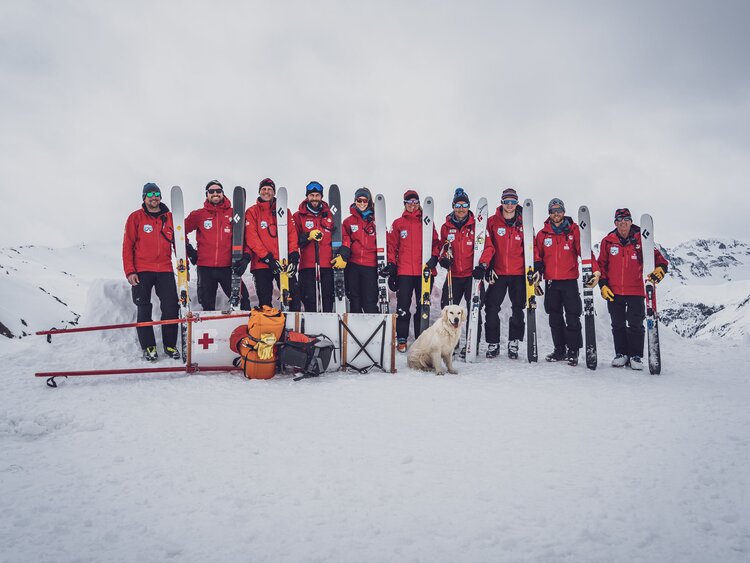 Abbildung Team SOS Patrouilleure mit Rettungsschlitten und Lawinenhund | © Davos Klosters Mountains 