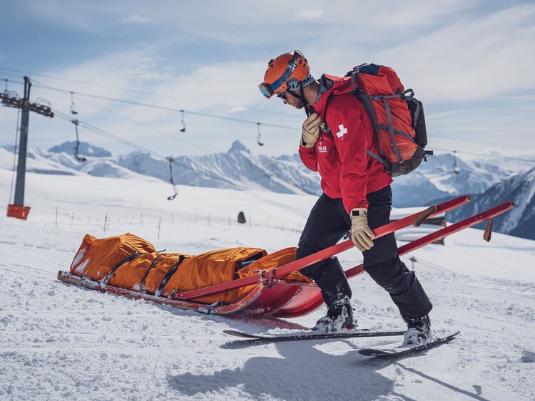 SOS Patrouilleur beim Abtransport einer verletzten Person mit Rettungsschlitten | © Davos Klosters Mountains 