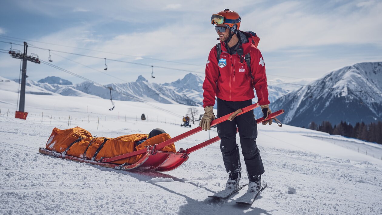 SOS Patrouilleur beim Abtransport einer verletzten Person mit Rettungsschlitten | © Davos Klosters Mountains 
