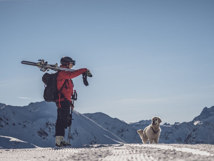 Patrouilleurin Seraina mit ihrer Hündin Emma auf dem Jakobshorn. | © Davos Klosters Mountains
