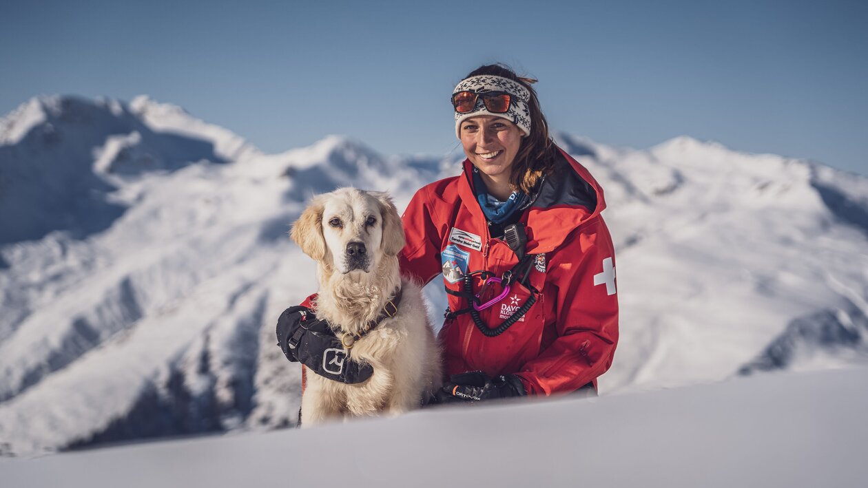 Portrait der Patrouilleurin Seraina mit ihrer Golden Retriever Hündin.  | © Davos Klosters Mountains