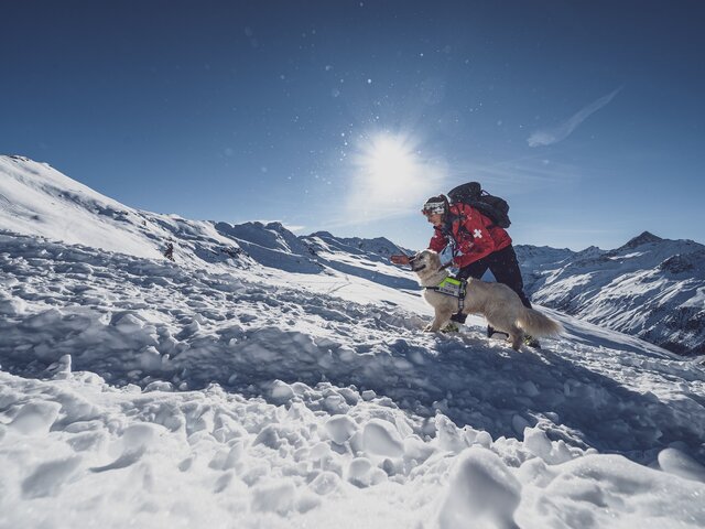 Lawinenhundeführerin Seraina gibt Hündin Emma den Befehl zu suchen. | © Davos Klosters Mountains