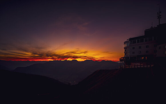 Die Bergstation Jakobshorn mit einem brennend rotem Himmel. | © Davos Klosters Mountains