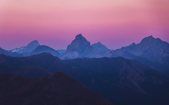Farbenspektakel über dem Gipfel Tinzenhorn. | © Davos Klosters Mountains