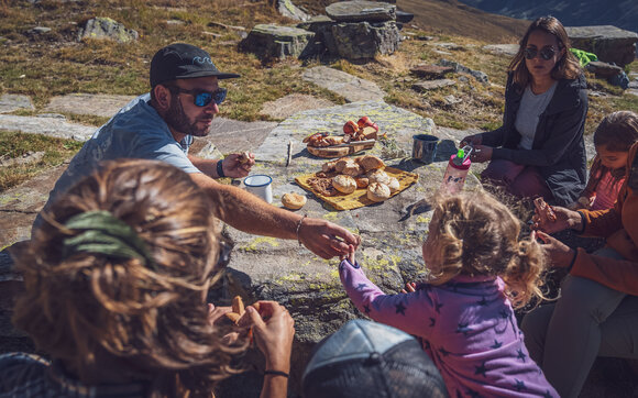 Familie beim Picknicken  | © Davos Klosters Mountains 