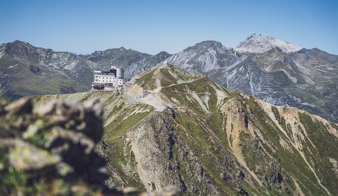 Blick vom Jatzhorn zur Jakobshorn Bergstation mit Bergpanorama im Hintergrund. | © Davos Klosters Mountains