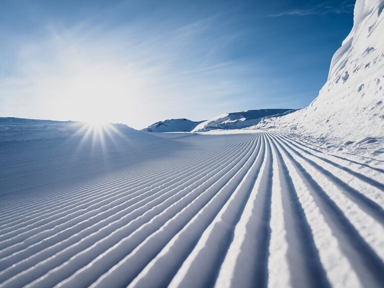 Blick auf die perfekten Rillen der frisch präparierten Piste. | © Davos Klosters Mountains